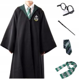 Kostium Harry Potter zielonyzmiar uniwersalny. Przebranie zawiera: szatę, kapelusz, okulary, krawat, rożdżkę, szalik.